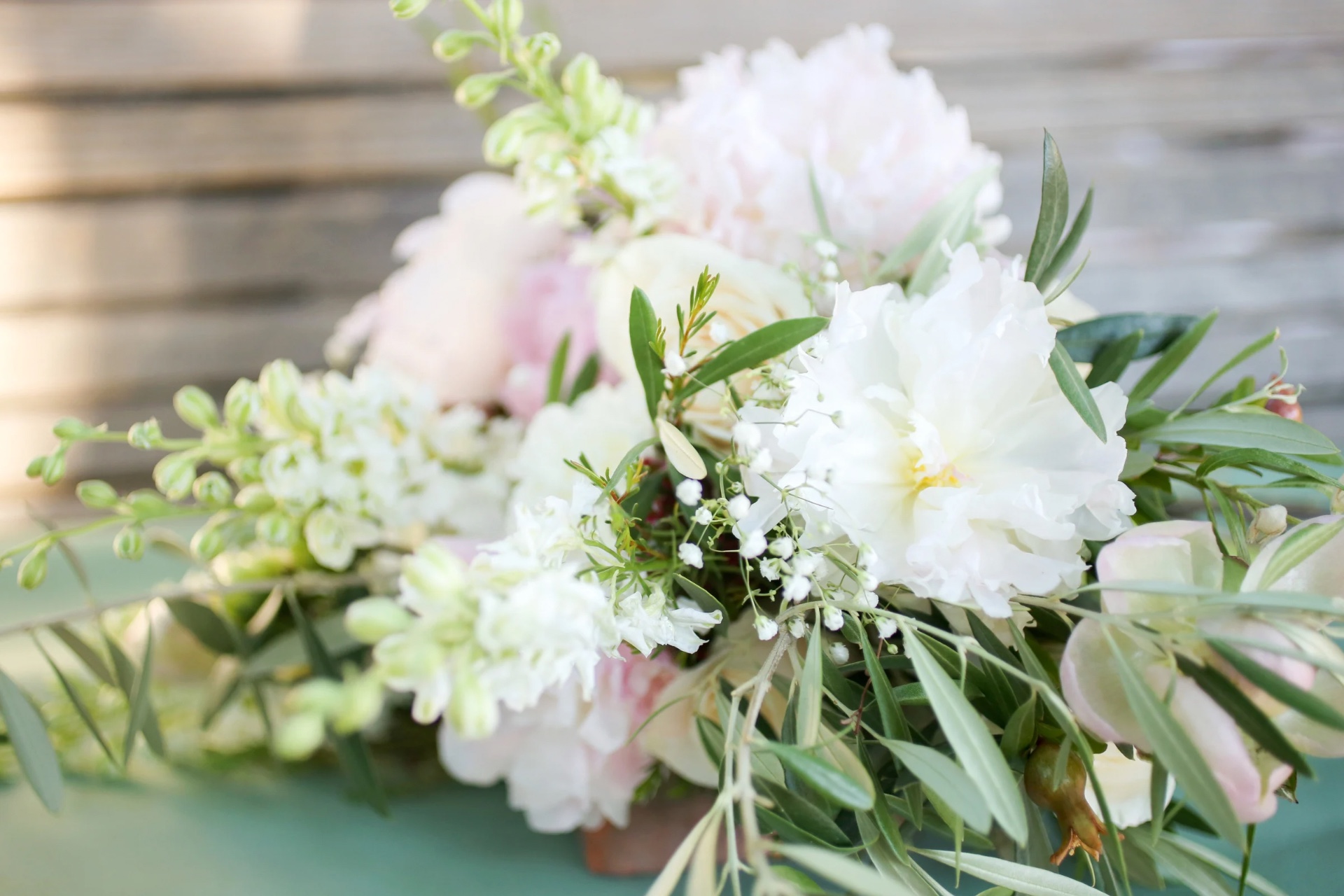 プロポーズで贈るバラは色や本数で花言葉が変わる！それぞれの意味やポイントを解説