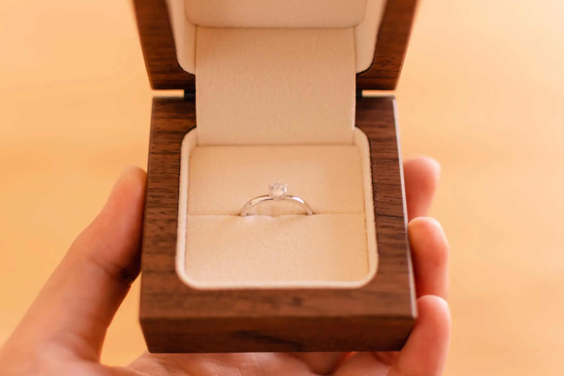婚約指輪に相応しい天然木ケース