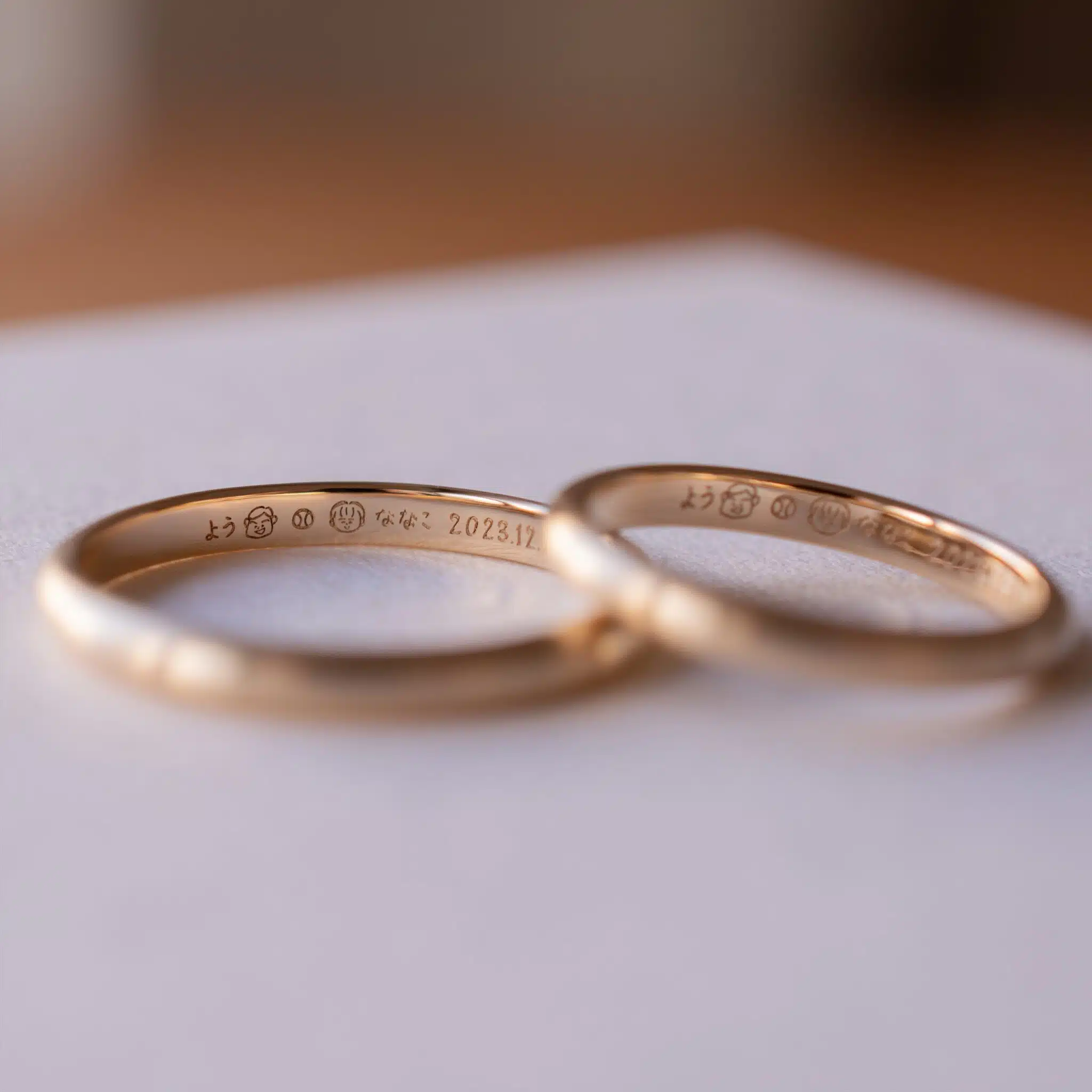 イエローゴールドの結婚指輪,手描きイラストを刻印